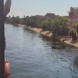 Hanging out with my 2 young Australian tour mates. Everybody waves!