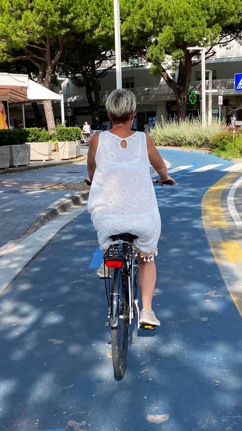 Vor mir fährt ein hübsches Mädchen,......