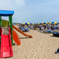 Schirme und Liegen soweit das Auge reicht. Wo ist hier die Strandromantik geblieben🙈😔