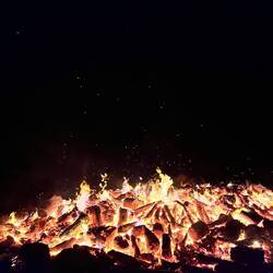 Großes Feuer zum wöchentlichen Grillen mit dem Chef und allen (rund 40) Mitarbeitern