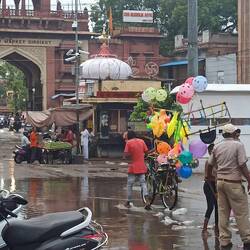 Luftballonverkäufer werden von der Polizei vertrieben