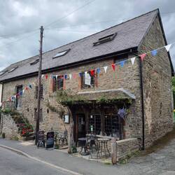 Had lunch in here. I had a ham, cheese and pickle sandwich. Sad the old lady forgot the ham though!