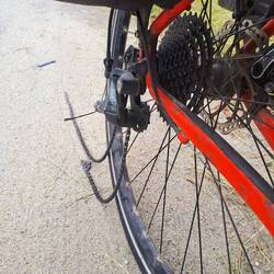 Kurzer Pannenstopp: Dank Kettenschloss schnell repariert