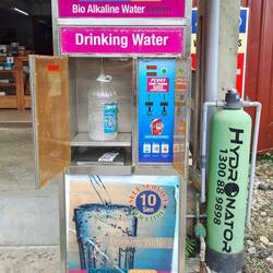 Neues Gerät: Der Münzautomat für's Trinkwasser
