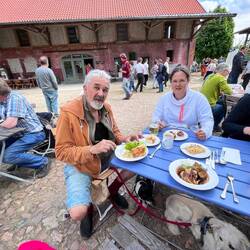 Tolkes Essen auf drm Hof in Salderatzen