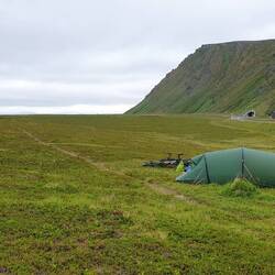 im Hintergrund das Loch zur Unterwelt