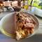 Pizza Piota (Nsme der Pizzeria) mit Speck, Kochschinken und Salsiccia