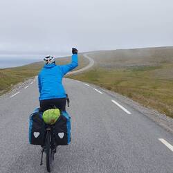 knapp erkennbar: am Horizont erscheint die Nordkapphallen
