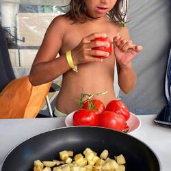 Konzentriertes Waschen der Tomaten