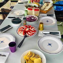 Warten bis alle am Tisch sitzen