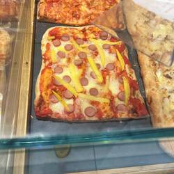 Gibts hier überall. Aber keine Hawaii Pizza.
