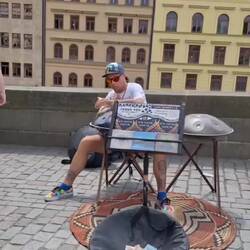 Verschiedene Klänge auf, neben, unter der Brücke