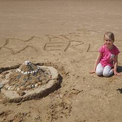 Merle hat mit Mama eine tolle Burg gebaut