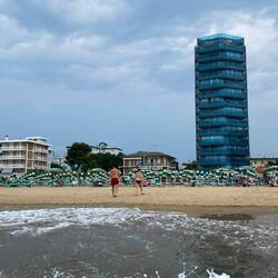 Die Wolken ziehen vom Land her immer dunkler zu uns.