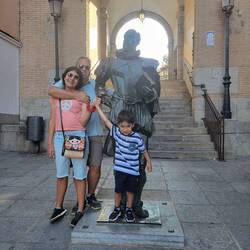 Monumento a Cervantes delante del Arco de la Sangre