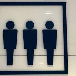 Ich dachte schon dass dies die neuen Symbole für Unsex-Toiletten sind. Es war dann der Lift🙈😂