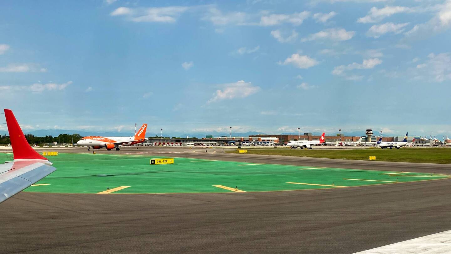 In einer Reihe warten alle auf den Start. Auch die helvetic nach Zürich.