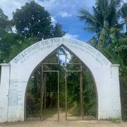 Eingangstor zum Areal vom Glorious Cross of Love