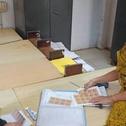 Zuvorkommende Briefmarkenverkäuferin im Postamt