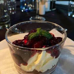 Weisse und Dunkle Mousse mit Beeren 😍