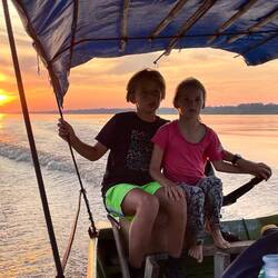 Arthur donne un cours de pilotage à sa soeur