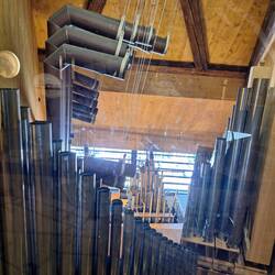 Durch die Luken dringt der Ton weit übers Land