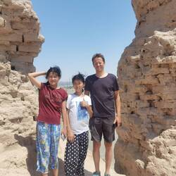 Diyana, die Nachbarin und Lukas bei der Festung