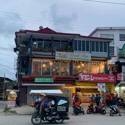 Das Restaurant und Bäckerei neben unserem Hotel