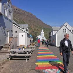 Regenbogenstrasse zur kleinen blauen Kirche