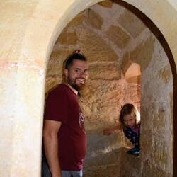 Der Burgherr mit seinem Burgmönsterchen