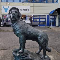 im Hafen die Statue des Schiffshundes Bamse