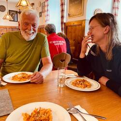 Caro: " Kann man hier auch Nachschlag bekommen?"