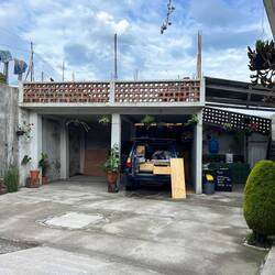 Der Isuzu kann bei einer lokalen Familie im Carport stehen 🚙