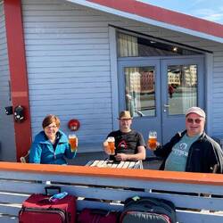 Ein letztes Bier auf der Terrasse bevor wir zum Flughafen fahren 🍻