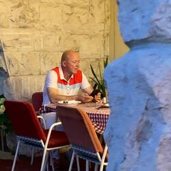 Carfahrer gönnt sich ein ganzes mahl