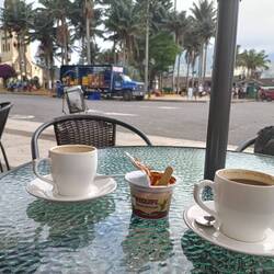 Petit goûter à base de tinto et d'arequipe con cafe