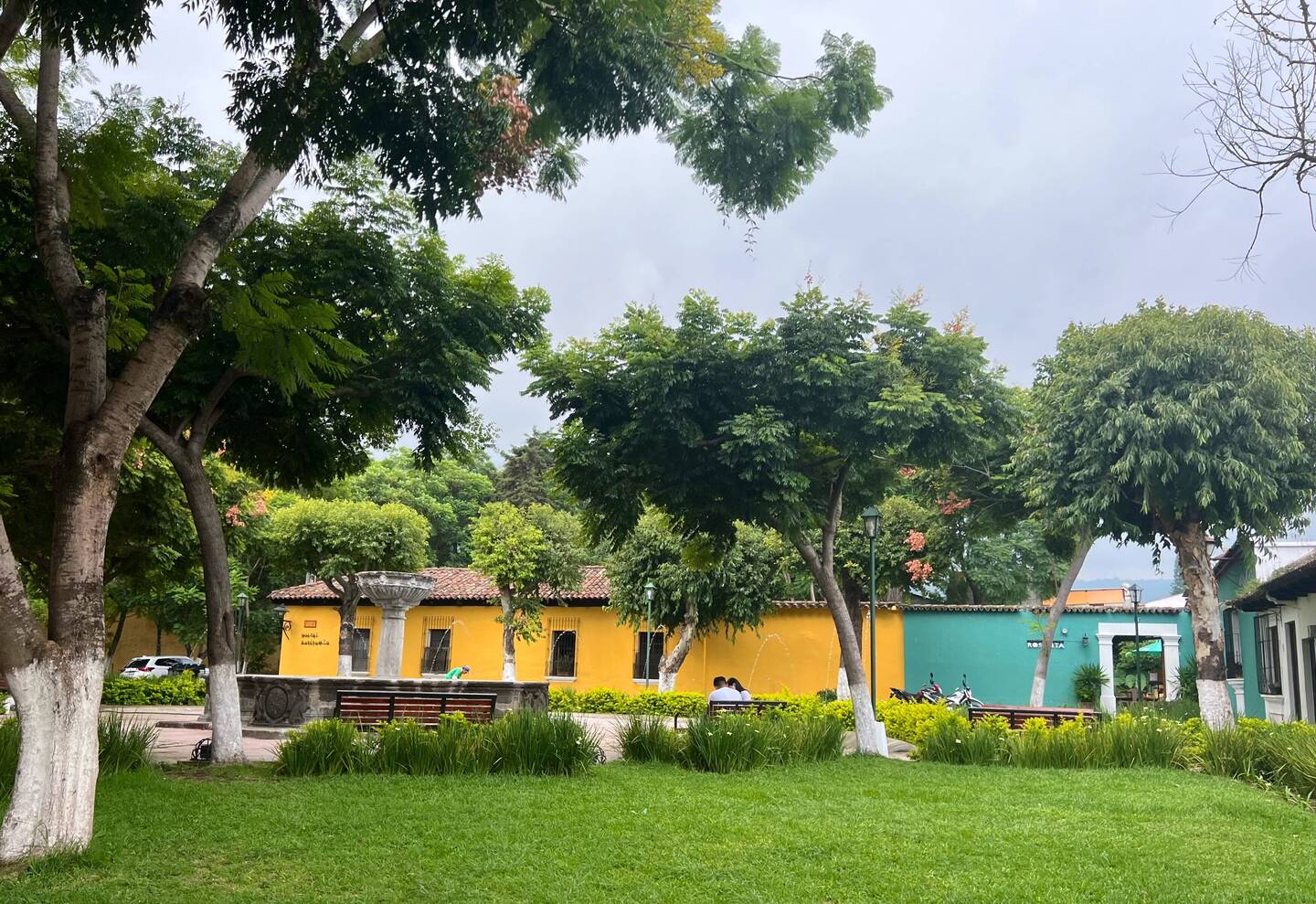 Blick vom Park auf das schöne Hostal Antigüeño 🏠