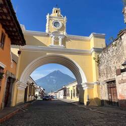 Arco de Santa Catalina mit dem Vulkan Agua im Hintergrund 😮