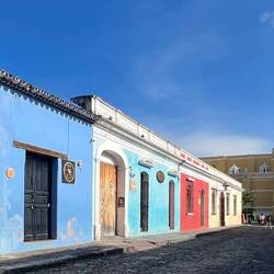 Historische Häuserzeile mit Blick auf eine Kathedrale ⛪️