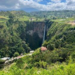 Wasserfall auf dem Weg