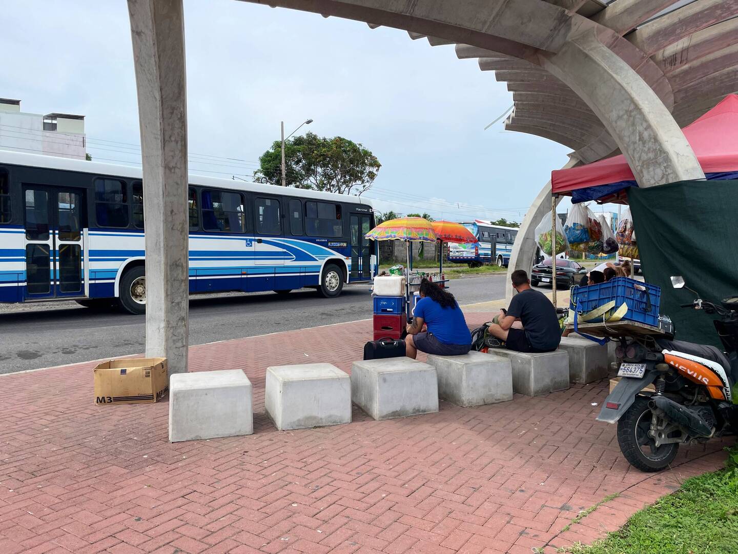 Warten auf den 2. Bus in Puntarenas - immer wieder spannend ob es dann auch der richtige Bus ist 🤔