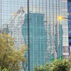 Reflexion eines Hochhauses gegenüber