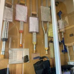 Von Menschen, die angeblich geheilt wurden durch das Beten zu den Statuen