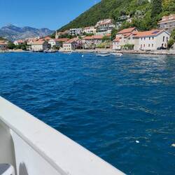 Traghetto per attraversare nella baia di Kotor