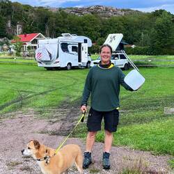Auf der Wiese von einem Campingplatz kurz vor Smögen 230 Sk ohne Strom. War recht matschig.