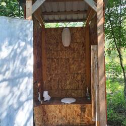 Das Outhouse = Plumpsklo