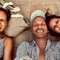 Ein Robin zwischen zwei Melis