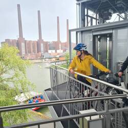 Mit dem Aufzug auf die Stadtbrücke