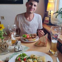 Spätes Mittagessen gegen 16:30 in der Gaststube Panorama