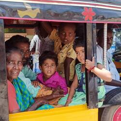 Wie viele Menschen passen in ein Tuc Tuc? Es sind nicht alle MitfahrerInnen zu sehen....